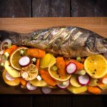 Forelle mit Kräutern gefüllt auf Gemüsebeet