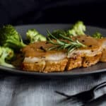 Knuspriger Schweinsbraten mit Brokkoli & Biersauce