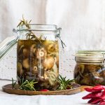 Eingelegte Pilze mit Zwiebeln, Knoblauch und Gewürzen