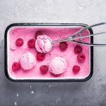 Sommerliche low carb Beeren Eiscreme