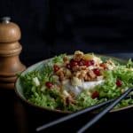 Überbackener Ziegenkäse mit Walnüssen, Birne & Granatapfel auf Salat