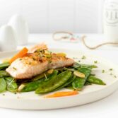 Lachs Filet mit Orangen-Knoblauch-Sauce auf Zuckerschoten