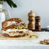 Low carb Sandwich Gurken Speck Camembert Salat