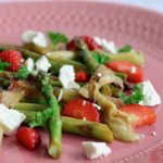 Spargel Rhabarber Erdbeer Salat mit Feta
