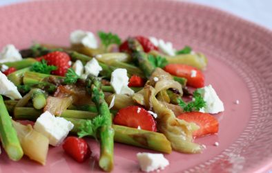 Spargel Rhabarber Erdbeer Salat mit Feta