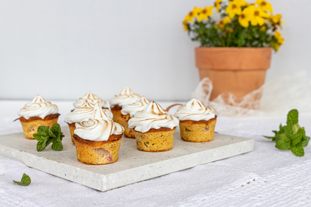Low carb Rhabarber Cupcakes mit zuckerfreier Baiser Haube