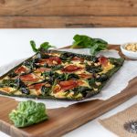 Low carb Spinat Pizza mit Prosciutto & Pinienkerne (glutenfrei)