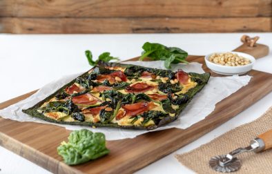 Low carb Spinat Pizza mit Prosciutto & Pinienkerne