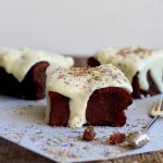 low carb Brownies mit weißer Schokoladen Glasur