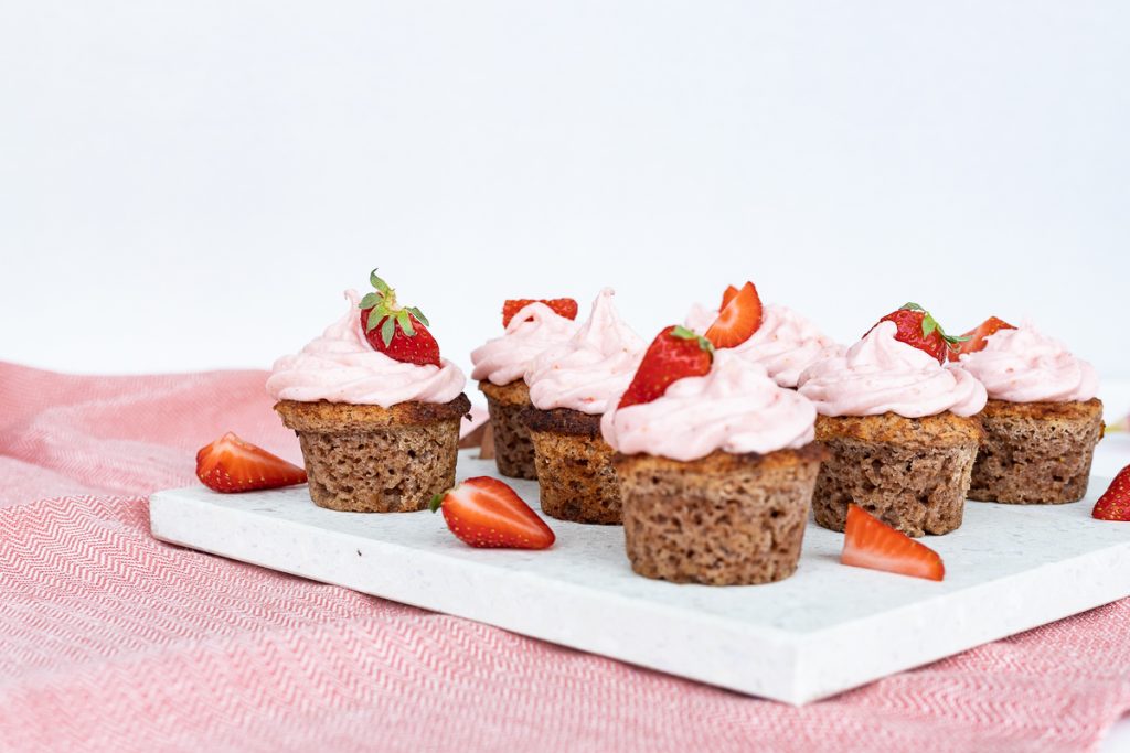 Low carb Erdbeer-Cupcakes mit Erdbeer-Frosting