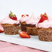 Low carb Erdbeer-Cupcakes mit Zitronen Frosting