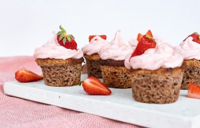 Low carb Erdbeer-Cupcakes mit Zitronen Frosting