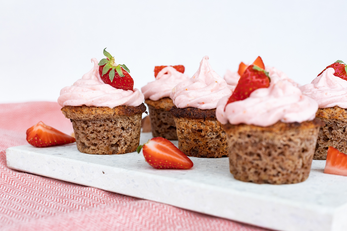 Low carb Erdbeer-Cupcakes mit Zitronen Frosting