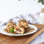 Low carb Topfen Knödel gefüllt mit Marillen & Schokolade