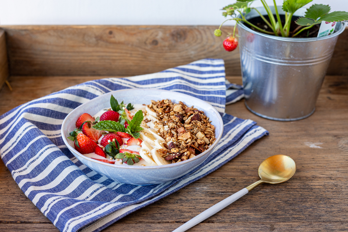 Low carb Granola Bowl mit Beeren (vegan)