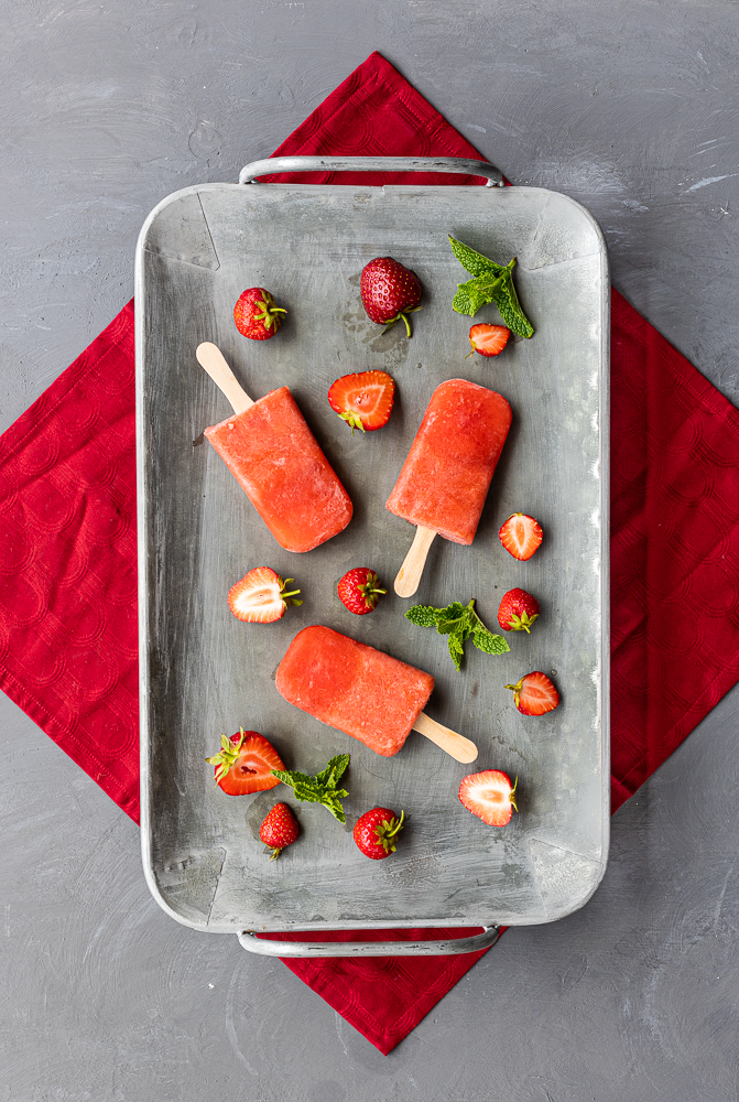 Erdbeer Eis am Stiel ohne Zucker © Lisa Shelton -4