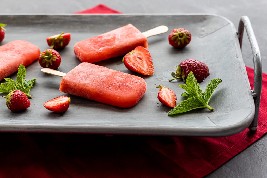 Erdbeer Eis am Stiel ohne Zucker © Lisa Shelton -4