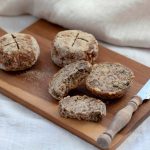 Vegane low carb Brötchen am Pizzastein