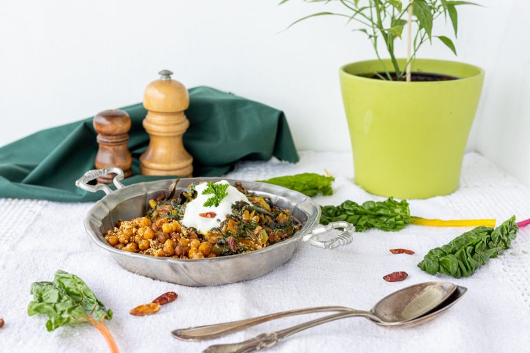Veganes Mangold Curry mit gerösteten Kichererbsen