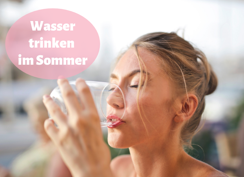 Wasser trinken im Sommer