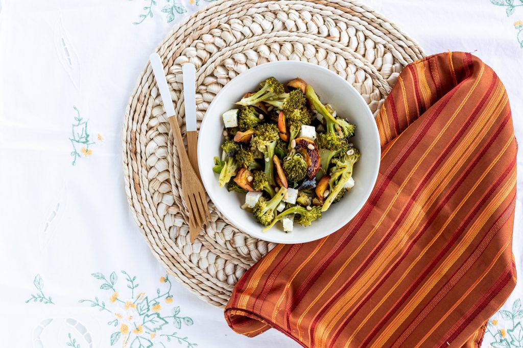 Brokkoli Pfirsich Bowl mit Pinienkernen & Feta | Essen nach dem Zyklus 