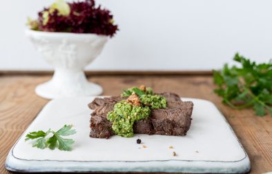 Flank Steak mit Kräuterpesto und Salat