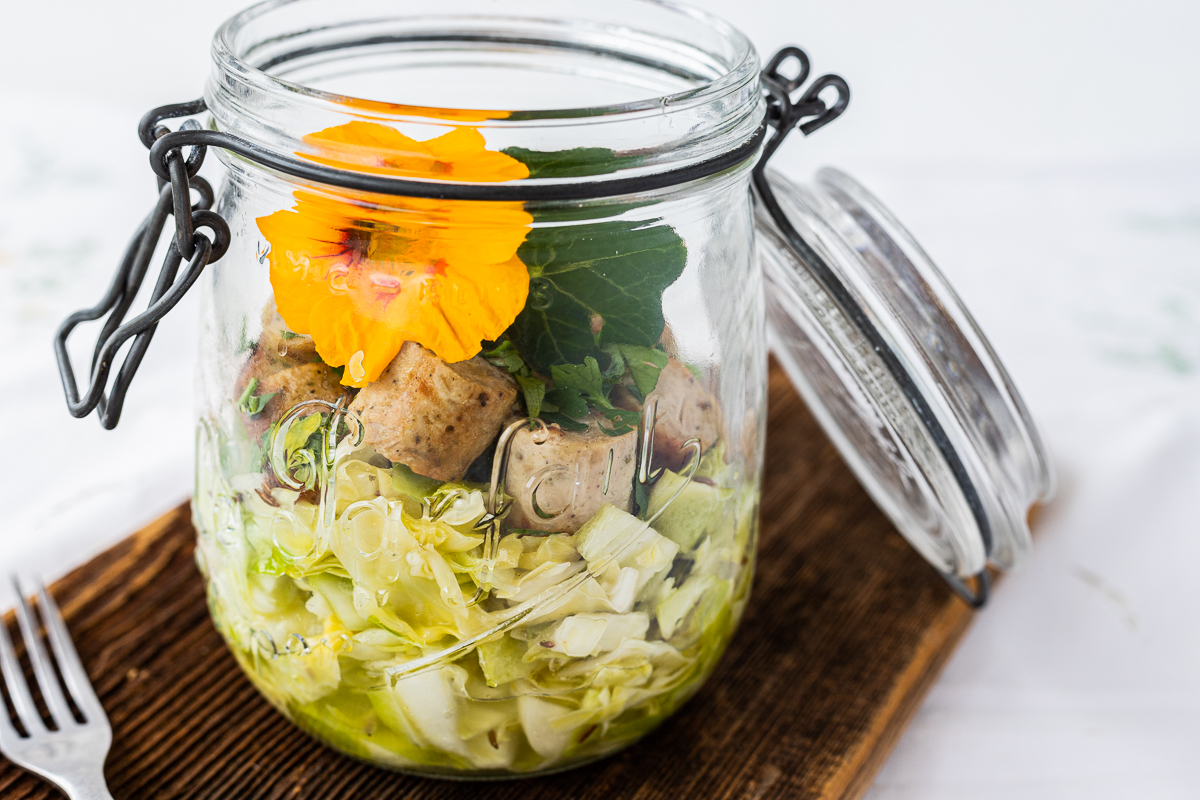 Krautsalat mit fleischloser Bratwurst im Glas
