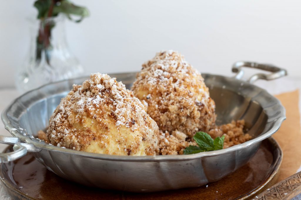 Low carb Zwetschgen Topfen Knödel mit Nuss-Brösel
