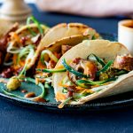 Low carb Tacos mit Gemüse, knusprigen Bohnen & vegetarischer Käsebratwurst
