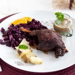 Geschmorte Ente mit Orangen-Rotkraut und gebratenen Topinambur