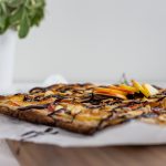 Süßer low carb Flammkuchen mit Apfel, Zimt & Schoko-Sauce