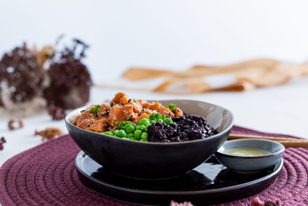 Poke Bowl mit mariniertem Wildlachs & schwarzem Karfiol Reis