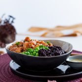 Poke Bowl mit mariniertem Wildlachs & schwarzem Karfiol Reis