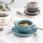 Französische Zwiebelsuppe mit Käse überbacken