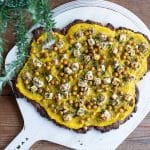 Low carb Pizza mit Kürbiscreme, Kichererbsen & Ziegenkäse