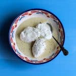 Schneenockerl in zuckerfreier Vanillesauce