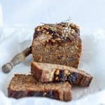 Low carb Bananen Karotten Brot mit weißer Schokolade