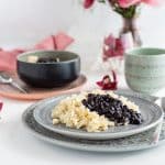 Low carb Hirsebrei mit zuckerfreiem Beerenröster