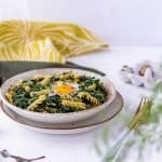 Low carb Spinat Nudeln mit gratiniertem Ei im Nest