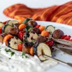 Gemüse Kräuter Spieße vom Grill mit Knoblauch Kräuter Dip