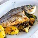 Gegrillte Dorade mit Zucchini und Kartoffeln