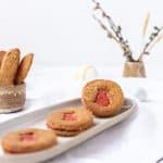 Low carb Oster Kekse mit zuckerfreier Erdbeer-Füllung