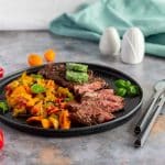 Rib Eye Steak vom Grill mit Letscho und selbstgemachter Kräuterbutter