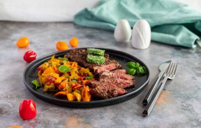 Rib Eye Steak vom Grill mit Letscho und selbstgemachter Kräuterbutter