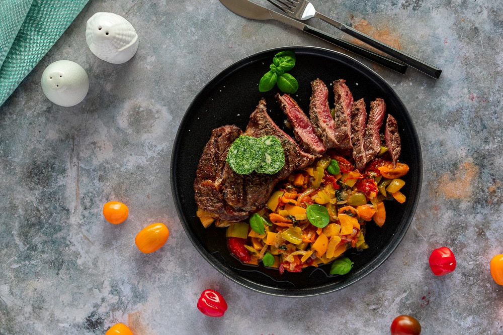 Rib Eye Steak vom Grill mit Letscho und selbstgemachter Kräuterbutter