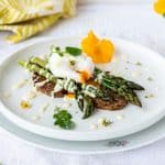 Eggs Benedict: Pochiertes Ei auf Spargel & low carb Brot mit Sauce Hollandaise