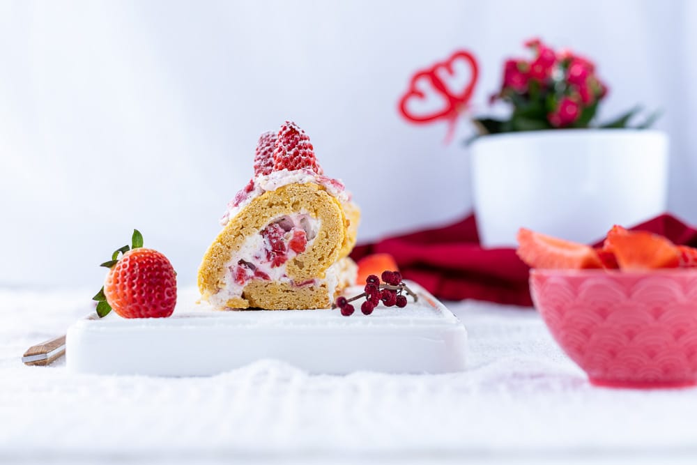 Low carb Biskuitrolle mit Erdbeeren