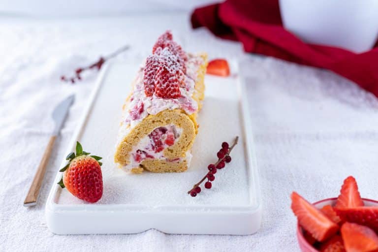 Low carb Biskuitrolle mit Erdbeeren