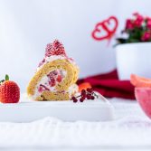 Low carb Biskuitrolle mit Erdbeeren