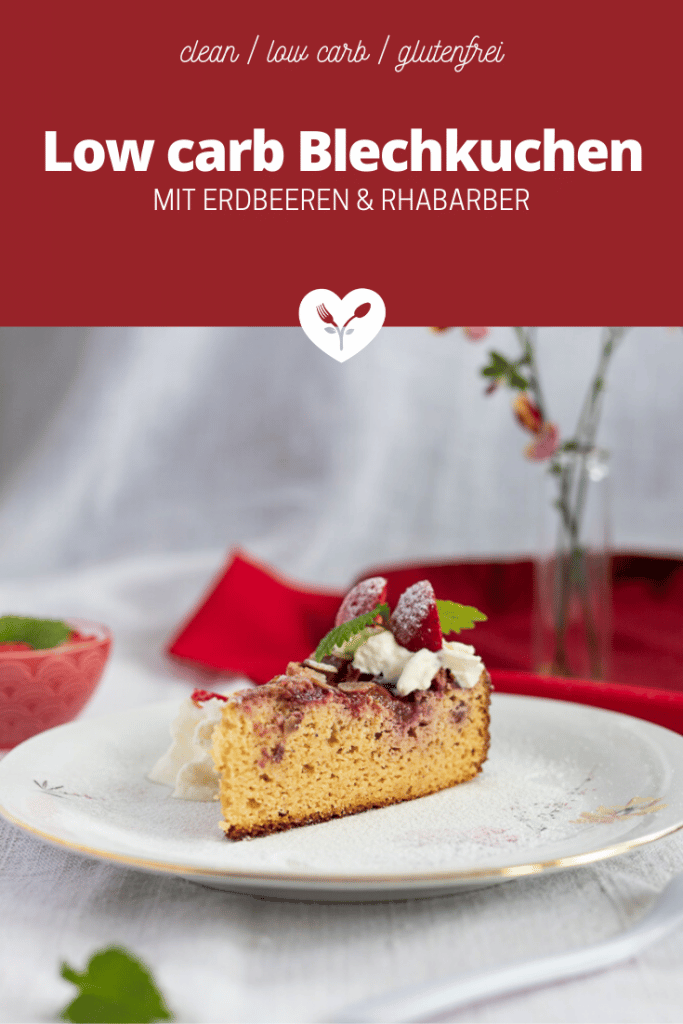 Low carb Blechkuchen mit Erdbeeren & Rhabarber